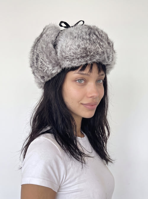 Femme portant la chapka grise en fourrure de lapin, vue de face