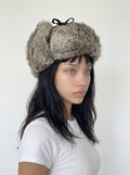 Femme portant la chapka grise en fourrure de lapin, autre vue de face