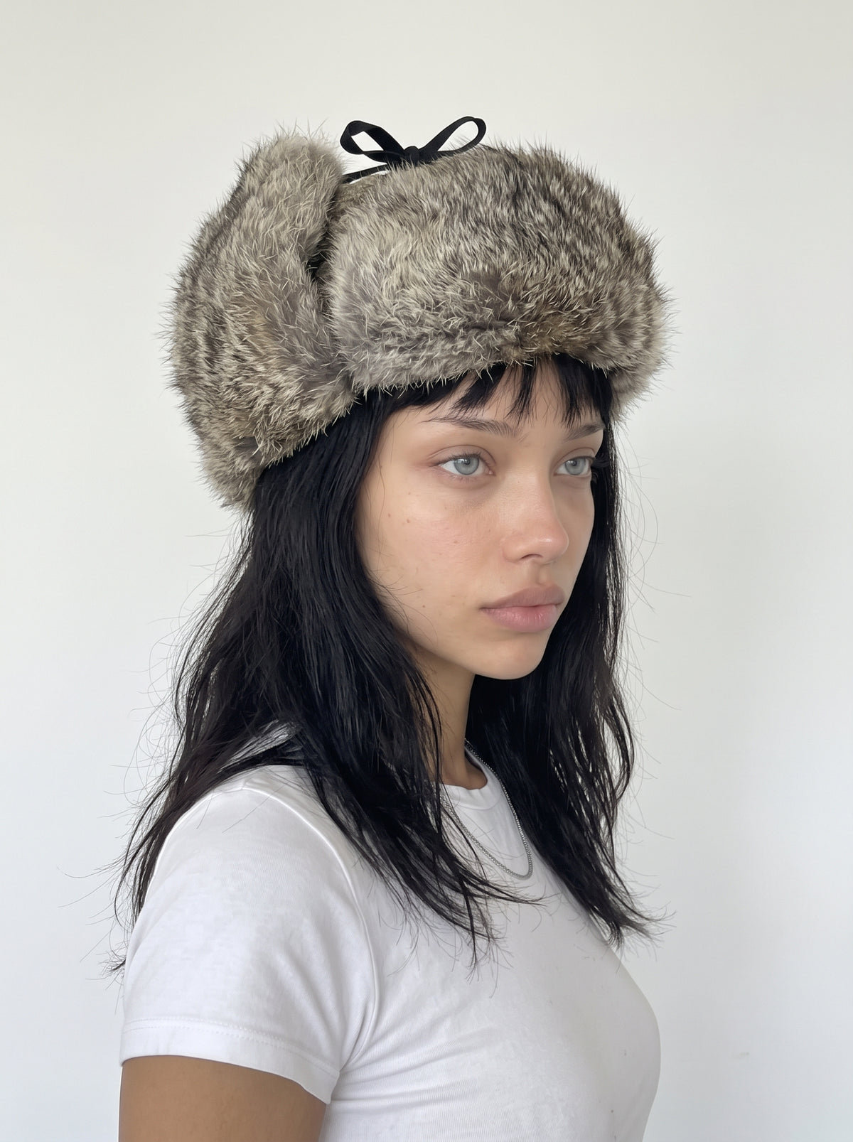 Femme portant la chapka grise en fourrure de lapin, autre vue de face