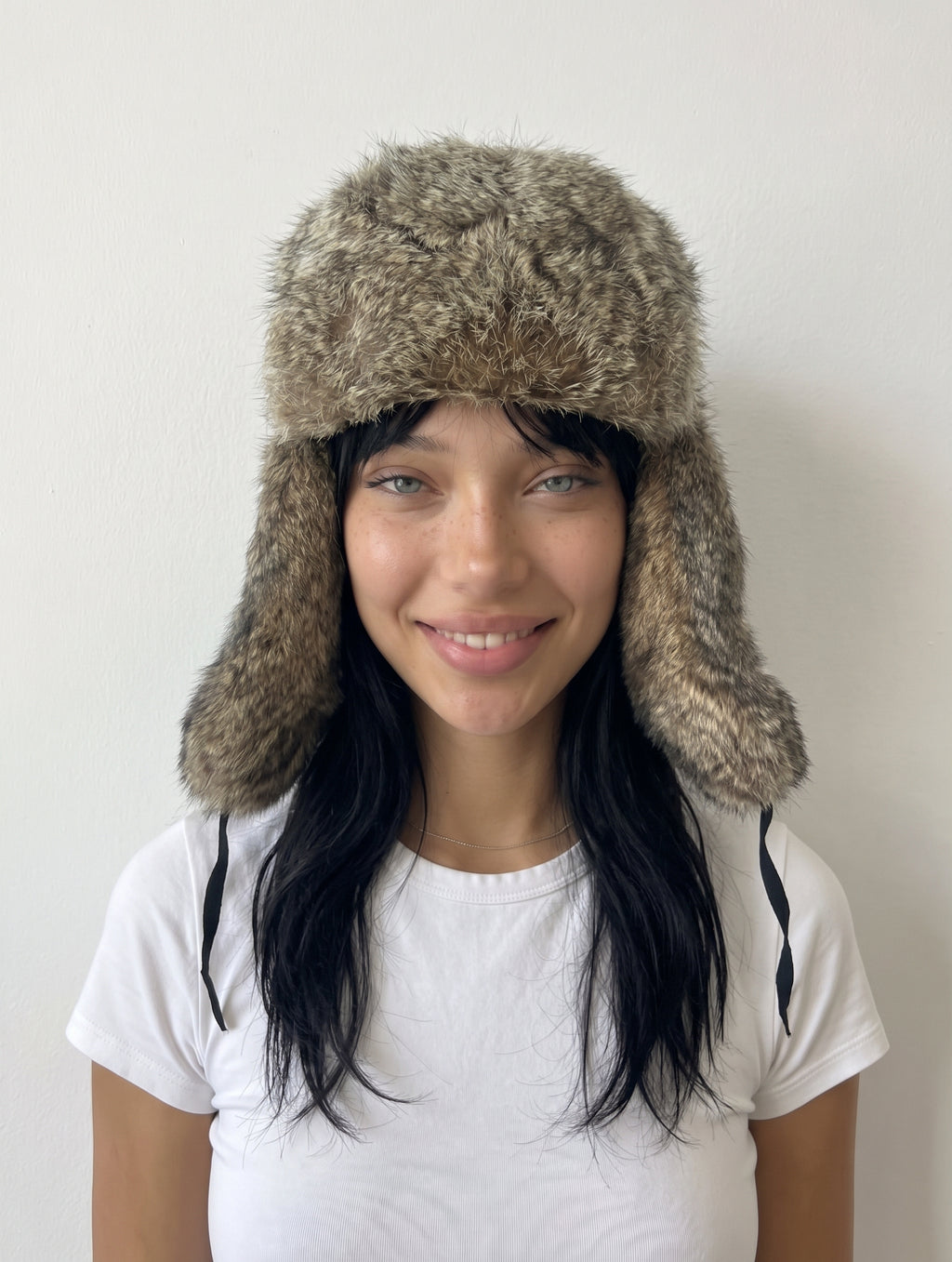 Femme portant la chapka en fourrure de lapin beige-brun, vue de face