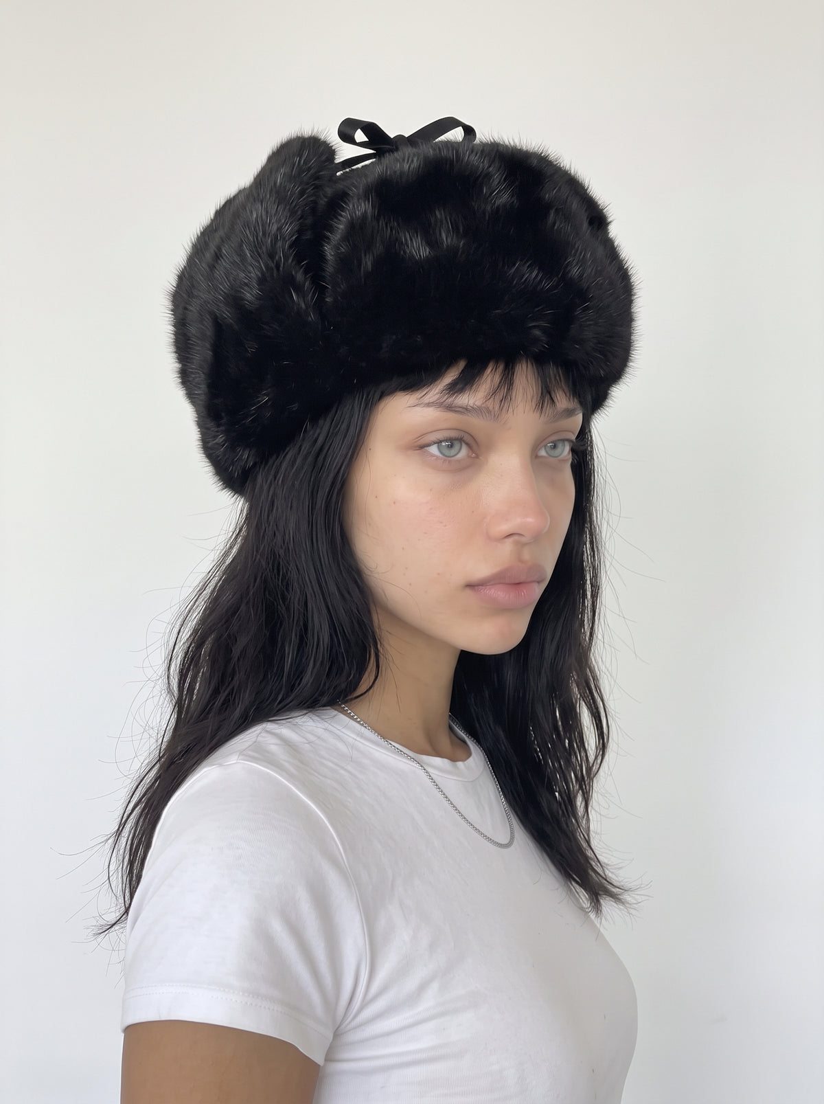 Femme portant la chapka noire en fourrure de lapin, vue de face